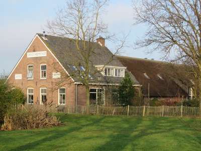 848151 Gezicht op de voor- en zijgevel van de hofstede Groot Heemsmade (anno 1912, Enghlaan 6) te Vleuten (gemeente Utrecht).